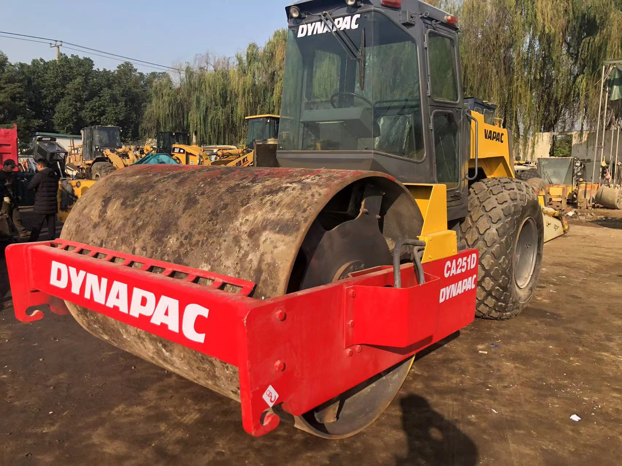 DYNAPAC CA251D - Cestovni valjak: slika DYNAPAC CA251D - Cestovni valjak DYNAPAC CA251D - Cestovni valjak: slika DYNAPAC CA251D - Cestovni valjak