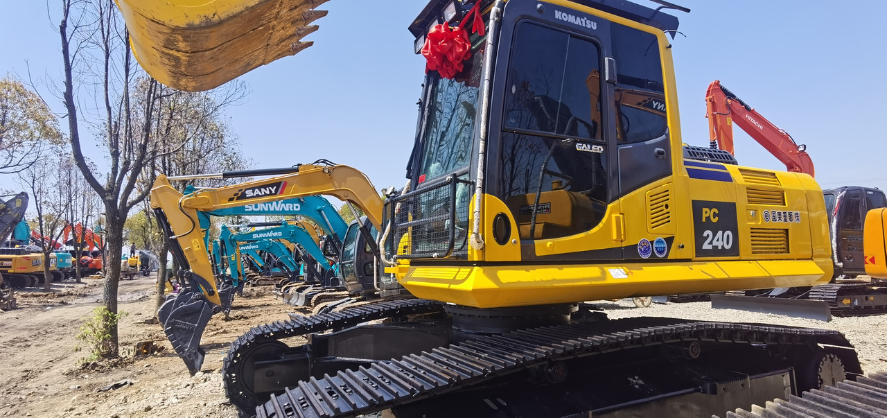 KOMATSU PC240-8 - Bager gusjeničar: slika KOMATSU PC240-8 - Bager gusjeničar KOMATSU PC240-8 - Bager gusjeničar: slika KOMATSU PC240-8 - Bager gusjeničar