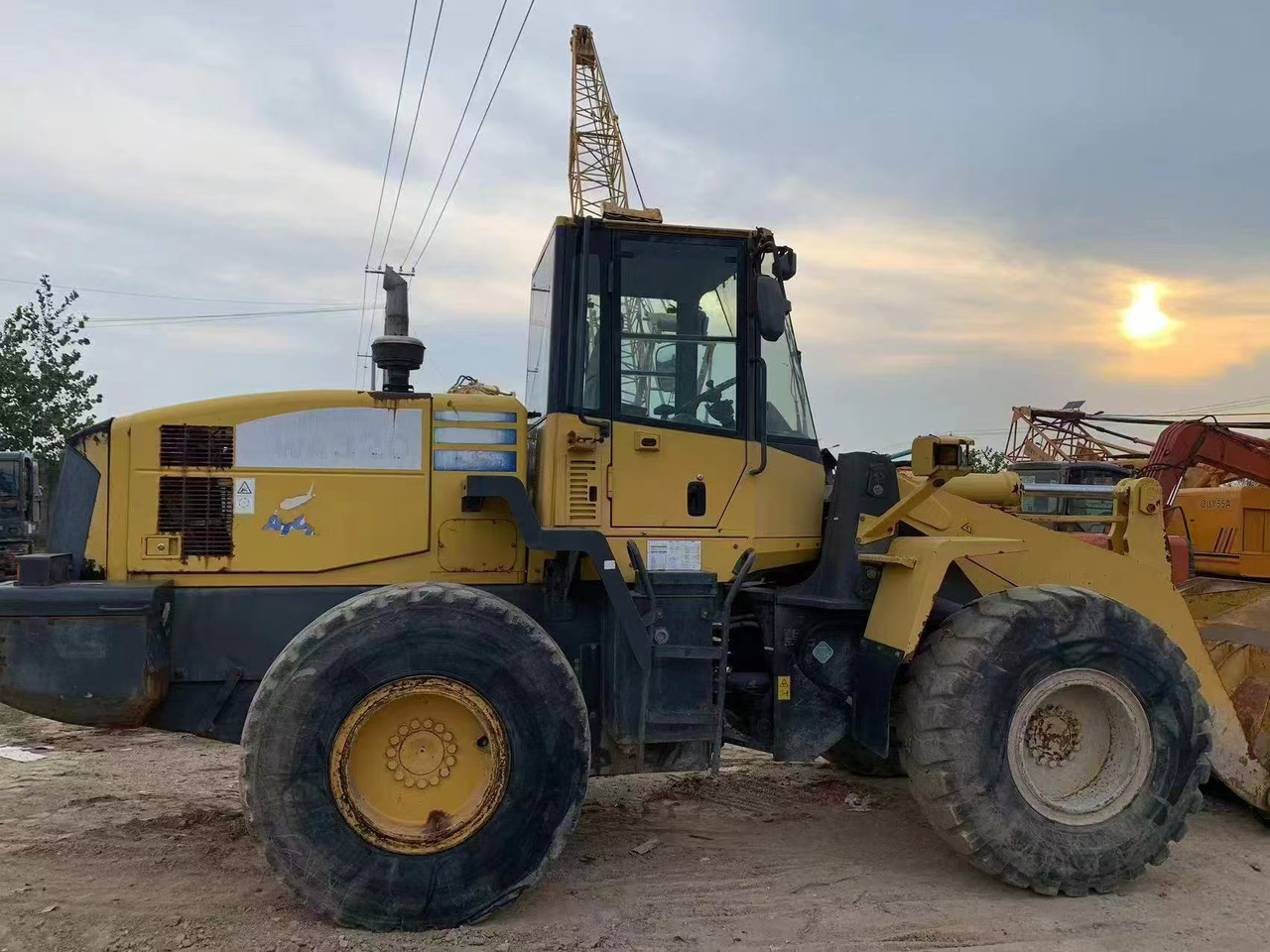 KOMATSU WA320-5 - Utovarivač na kotačima: slika KOMATSU WA320-5 - Utovarivač na kotačima KOMATSU WA320-5 - Utovarivač na kotačima: slika KOMATSU WA320-5 - Utovarivač na kotačima