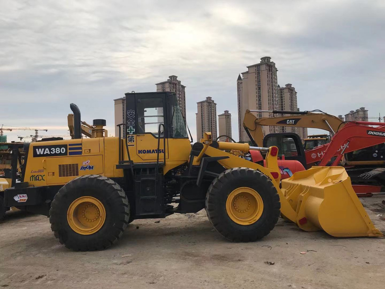 KOMATSU WA380-3 - Utovarivač na kotačima: slika KOMATSU WA380-3 - Utovarivač na kotačima KOMATSU WA380-3 - Utovarivač na kotačima: slika KOMATSU WA380-3 - Utovarivač na kotačima