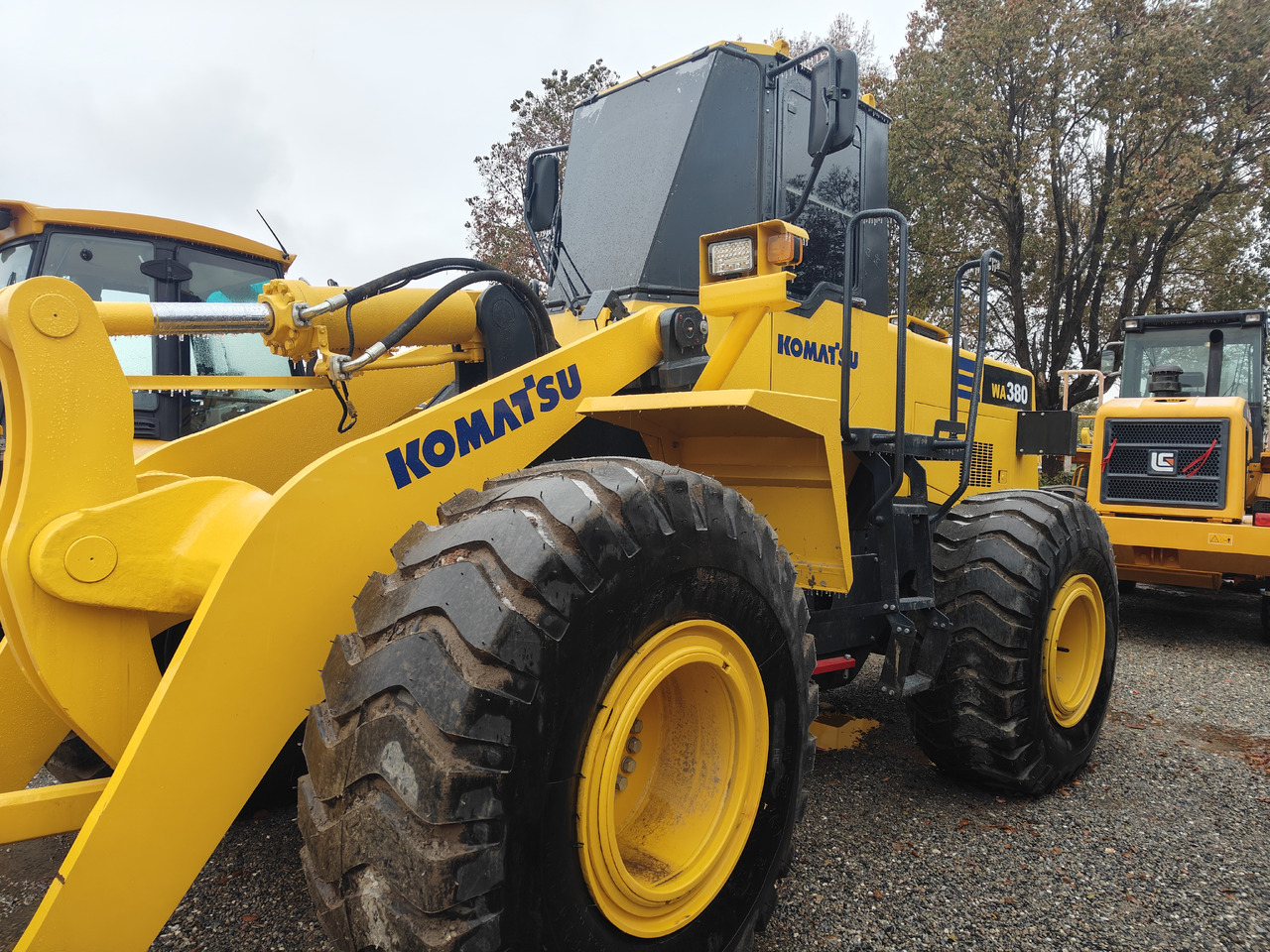 KOMATSU WA380-3 - Utovarivač na kotačima: slika KOMATSU WA380-3 - Utovarivač na kotačima KOMATSU WA380-3 - Utovarivač na kotačima: slika KOMATSU WA380-3 - Utovarivač na kotačima
