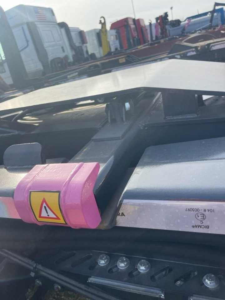 BLOCCAGGIO POSTERIORE ESTERNO - Karoserija i eksterijer za Kamion: slika BLOCCAGGIO POSTERIORE ESTERNO - Karoserija i eksterijer za Kamion BLOCCAGGIO POSTERIORE ESTERNO - Karoserija i eksterijer za Kamion: slika BLOCCAGGIO POSTERIORE ESTERNO - Karoserija i eksterijer za Kamion