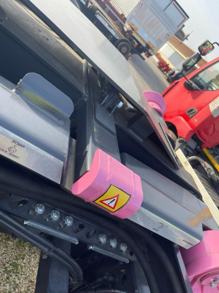 BLOCCAGGIO POSTERIORE ESTERNO - Karoserija i eksterijer za Kamion: slika BLOCCAGGIO POSTERIORE ESTERNO - Karoserija i eksterijer za Kamion BLOCCAGGIO POSTERIORE ESTERNO - Karoserija i eksterijer za Kamion: slika BLOCCAGGIO POSTERIORE ESTERNO - Karoserija i eksterijer za Kamion