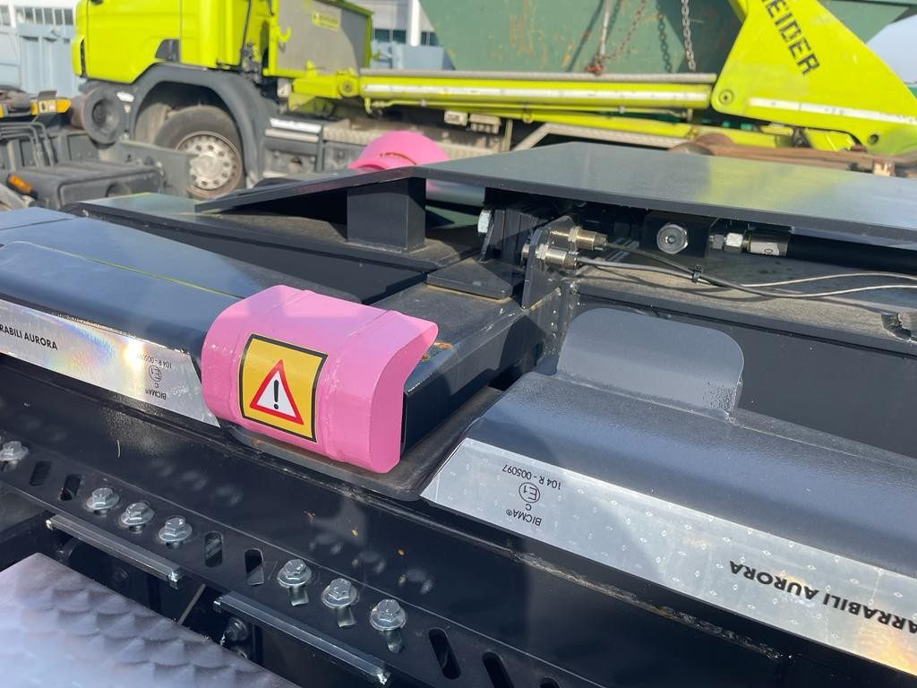 BLOCCAGGIO POSTERIORE ESTERNO - Karoserija i eksterijer za Kamion: slika BLOCCAGGIO POSTERIORE ESTERNO - Karoserija i eksterijer za Kamion BLOCCAGGIO POSTERIORE ESTERNO - Karoserija i eksterijer za Kamion: slika BLOCCAGGIO POSTERIORE ESTERNO - Karoserija i eksterijer za Kamion