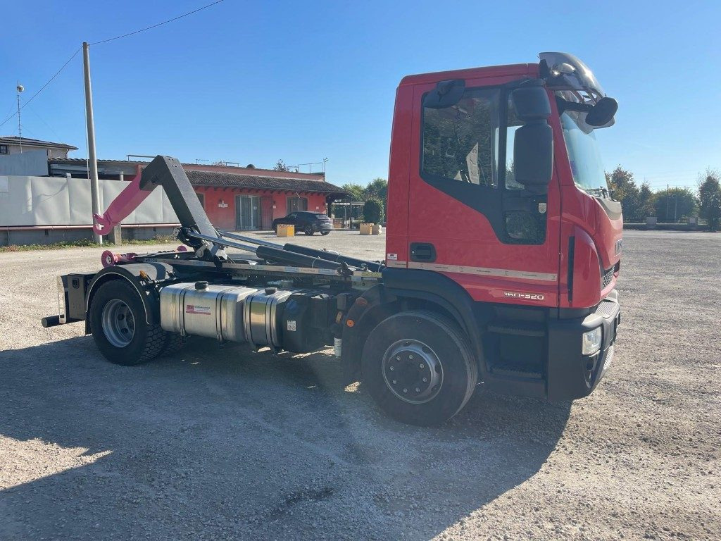Kamion s kukastom dizalicom IVECO EUROCARGO 160E SCARRABILE: slika Kamion s kukastom dizalicom IVECO EUROCARGO 160E SCARRABILE