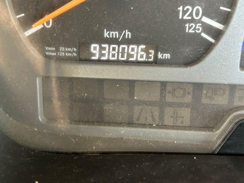 Kamion s kukastom dizalicom MERCEDES-BENZ MERCEDES 2533 SCARRABILE: slika Kamion s kukastom dizalicom MERCEDES-BENZ MERCEDES 2533 SCARRABILE