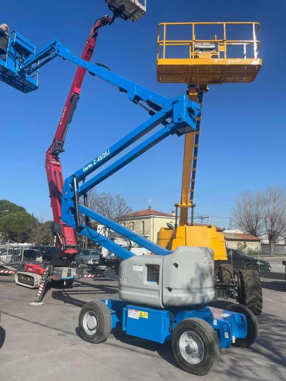 Genie Z45/25 - Zglobni krak: slika Genie Z45/25 - Zglobni krak Genie Z45/25 - Zglobni krak: slika Genie Z45/25 - Zglobni krak