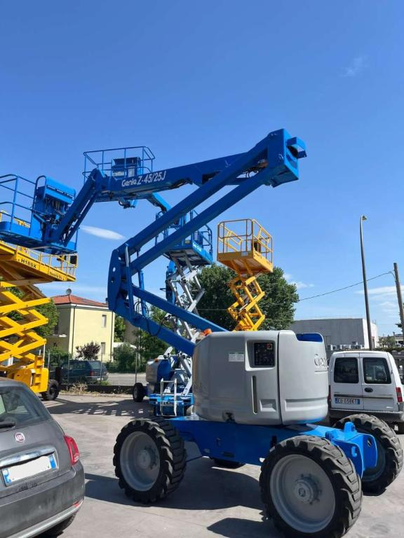 Genie Z45/25 - Zglobni krak: slika Genie Z45/25 - Zglobni krak Genie Z45/25 - Zglobni krak: slika Genie Z45/25 - Zglobni krak