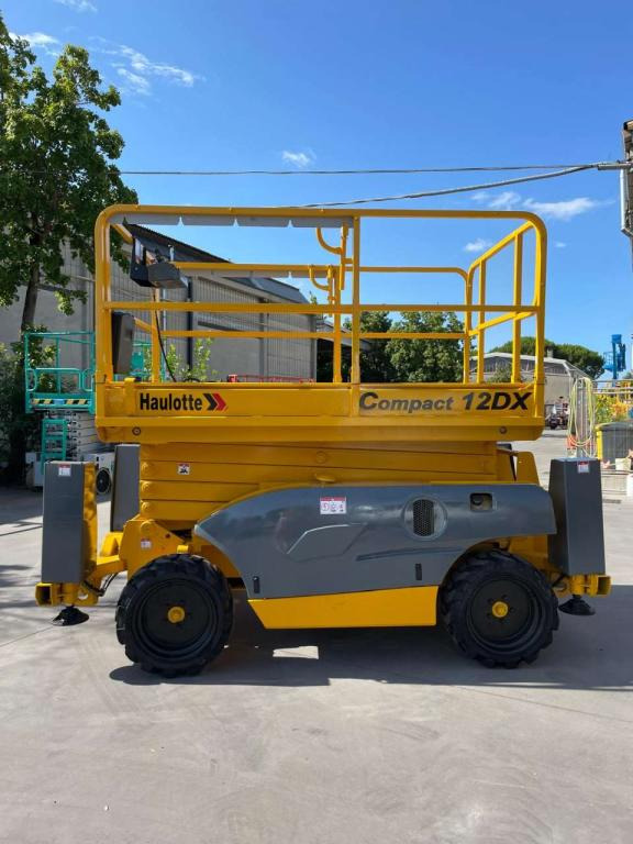 Haulotte COMPACT 12DX - Škarasta podizna platforma: slika Haulotte COMPACT 12DX - Škarasta podizna platforma Haulotte COMPACT 12DX - Škarasta podizna platforma: slika Haulotte COMPACT 12DX - Škarasta podizna platforma