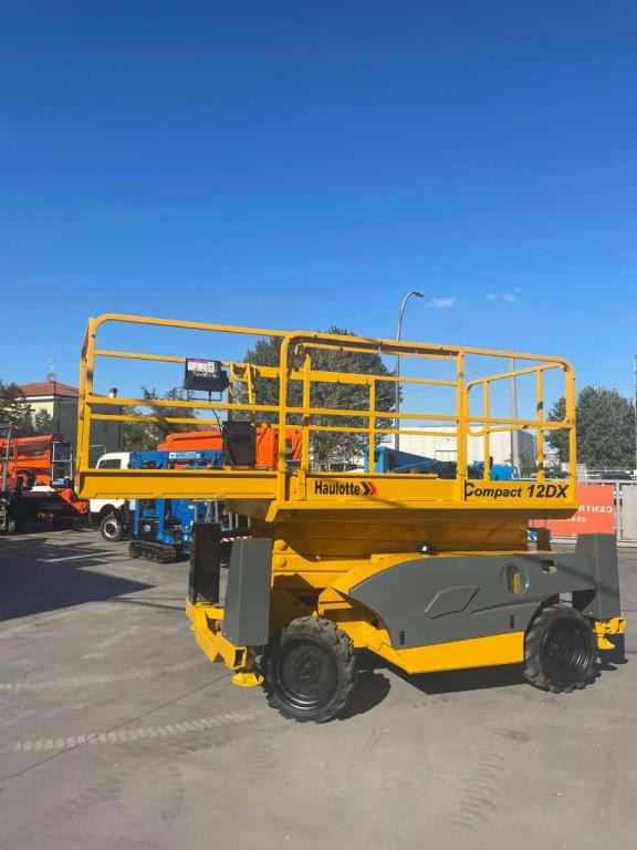 Haulotte COMPACT 12DX - Škarasta podizna platforma: slika Haulotte COMPACT 12DX - Škarasta podizna platforma Haulotte COMPACT 12DX - Škarasta podizna platforma: slika Haulotte COMPACT 12DX - Škarasta podizna platforma