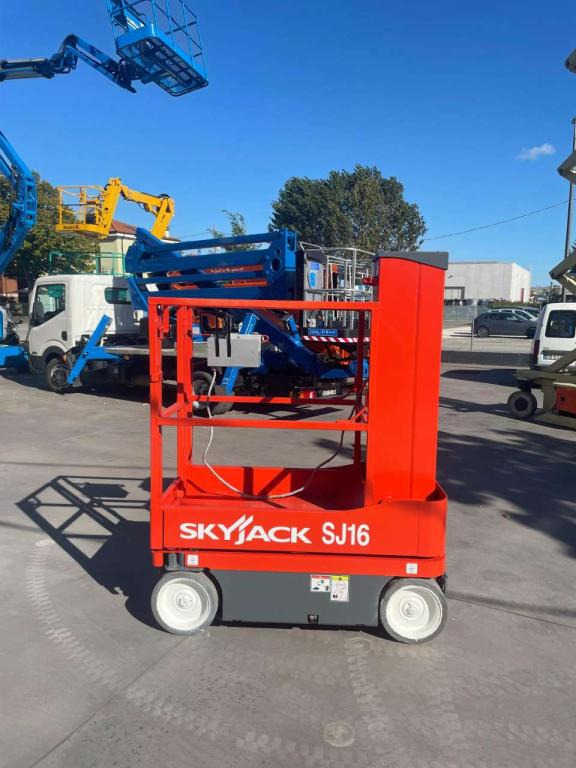 SkyJack SJ-16 - Platforma za podizanje stupa u okomitom položaju: slika SkyJack SJ-16 - Platforma za podizanje stupa u okomitom položaju SkyJack SJ-16 - Platforma za podizanje stupa u okomitom položaju: slika SkyJack SJ-16 - Platforma za podizanje stupa u okomitom položaju