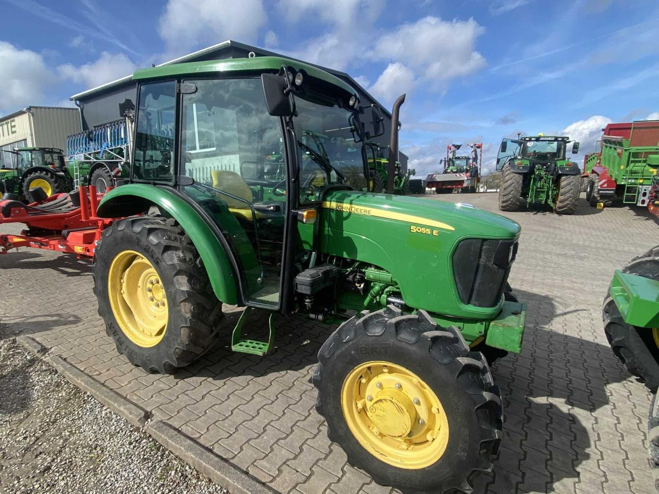 John Deere 5055E - Traktor: slika John Deere 5055E - Traktor John Deere 5055E - Traktor: slika John Deere 5055E - Traktor