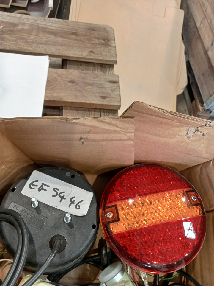 Trouillet FEU 3 FONCTIONS LED DROIT 810/09/10 - Stražnja svjetla: slika Trouillet FEU 3 FONCTIONS LED DROIT 810/09/10 - Stražnja svjetla Trouillet FEU 3 FONCTIONS LED DROIT 810/09/10 - Stražnja svjetla: slika Trouillet FEU 3 FONCTIONS LED DROIT 810/09/10 - Stražnja svjetla