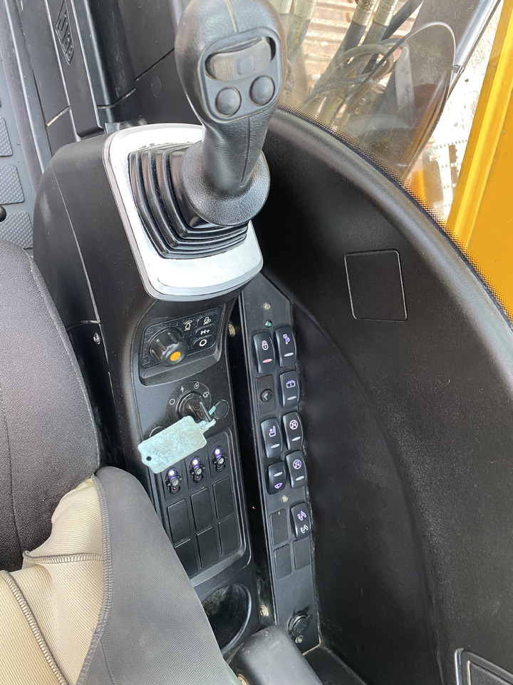 Bager gusjeničar JCB JS 210: slika Bager gusjeničar JCB JS 210 Bager gusjeničar JCB JS 210: slika Bager gusjeničar JCB JS 210