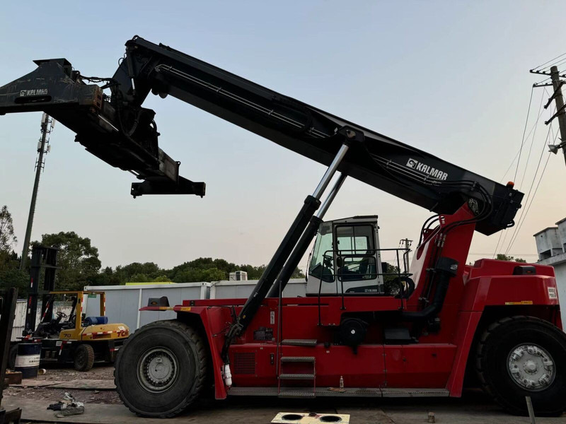 Kalmar DRU450 - Dohvatni viličar: slika Kalmar DRU450 - Dohvatni viličar Kalmar DRU450 - Dohvatni viličar: slika Kalmar DRU450 - Dohvatni viličar