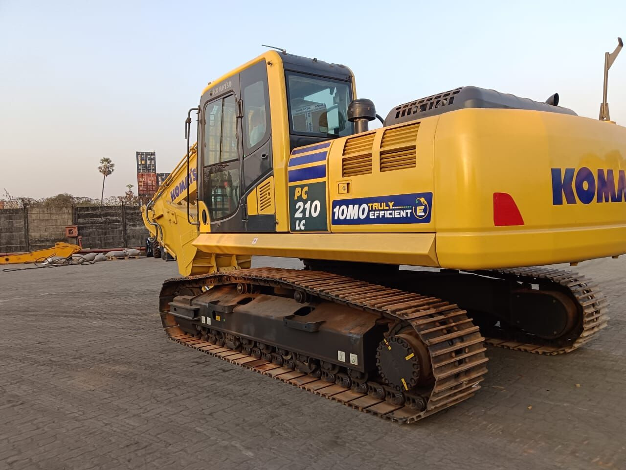 New Komatsu PC210 tracked excavator - Bager gusjeničar: slika New Komatsu PC210 tracked excavator - Bager gusjeničar New Komatsu PC210 tracked excavator - Bager gusjeničar: slika New Komatsu PC210 tracked excavator - Bager gusjeničar