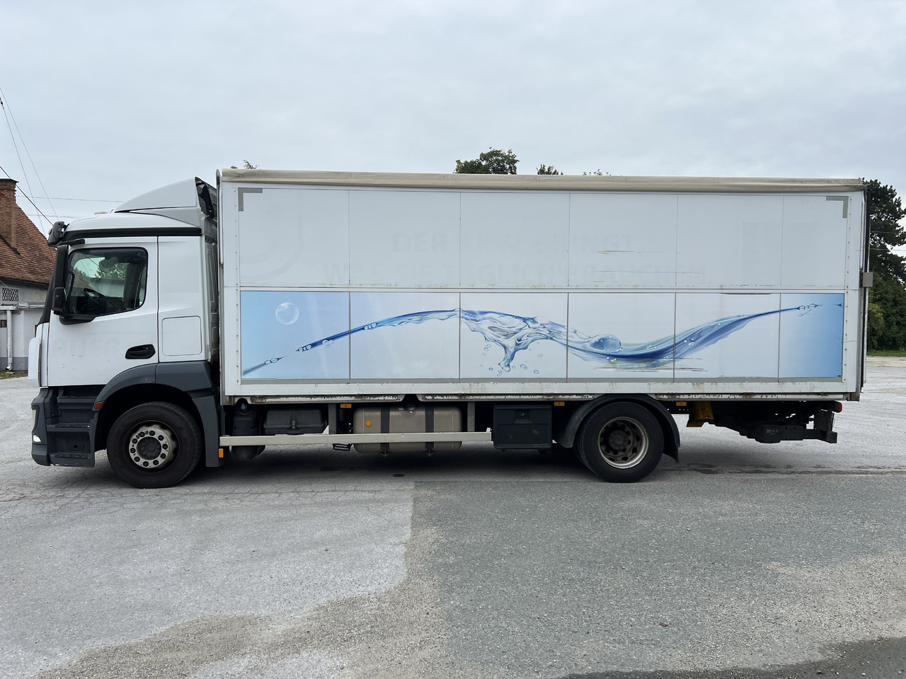 MERCEDES-BENZ ANTOS 18.30 L automatische Seitenladung | LBW | Klima | Tempomat - Kamion za prijevoz pića: slika MERCEDES-BENZ ANTOS 18.30 L automatische Seitenladung | LBW | Klima | Tempomat - Kamion za prijevoz pića MERCEDES-BENZ ANTOS 18.30 L automatische Seitenladung | LBW | Klima | Tempomat - Kamion za prijevoz pića: slika MERCEDES-BENZ ANTOS 18.30 L automatische Seitenladung | LBW | Klima | Tempomat - Kamion za prijevoz pića