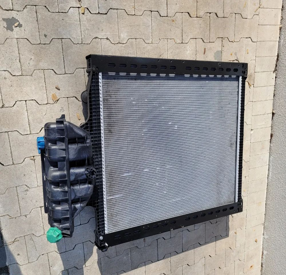 CHŁODNICA WODY MAN TG3 TGX 81.06100-6924 2022R. - Hladnjak za Kamion: slika CHŁODNICA WODY MAN TG3 TGX 81.06100-6924 2022R. - Hladnjak za Kamion CHŁODNICA WODY MAN TG3 TGX 81.06100-6924 2022R. - Hladnjak za Kamion: slika CHŁODNICA WODY MAN TG3 TGX 81.06100-6924 2022R. - Hladnjak za Kamion