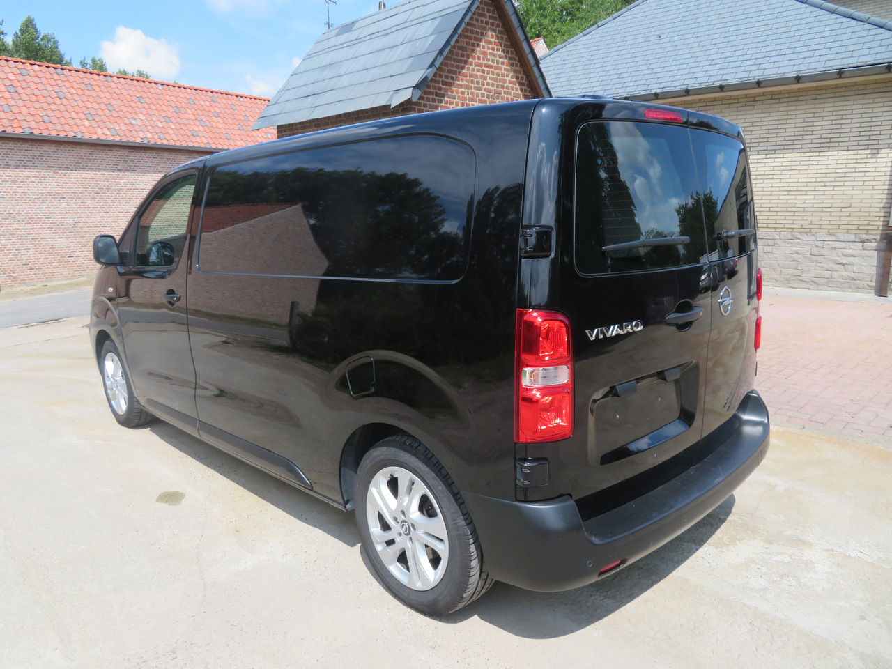 OPEL Vivaro Edition 2.0 Turbo - L2H1 - Mali kombi: slika OPEL Vivaro Edition 2.0 Turbo - L2H1 - Mali kombi OPEL Vivaro Edition 2.0 Turbo - L2H1 - Mali kombi: slika OPEL Vivaro Edition 2.0 Turbo - L2H1 - Mali kombi