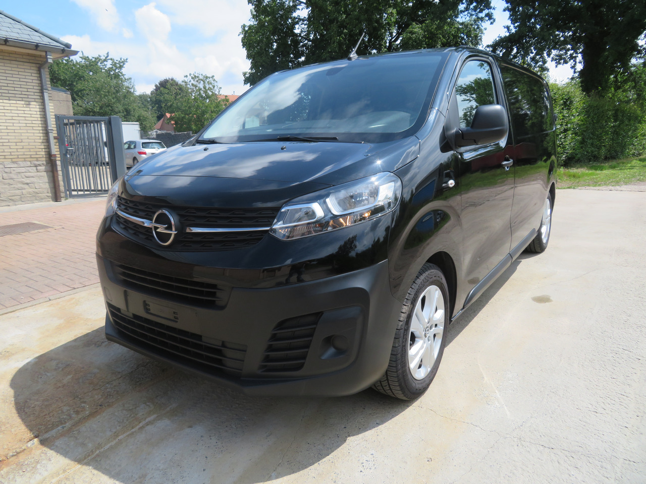OPEL Vivaro Edition 2.0 Turbo - L2H1 - Mali kombi: slika OPEL Vivaro Edition 2.0 Turbo - L2H1 - Mali kombi OPEL Vivaro Edition 2.0 Turbo - L2H1 - Mali kombi: slika OPEL Vivaro Edition 2.0 Turbo - L2H1 - Mali kombi