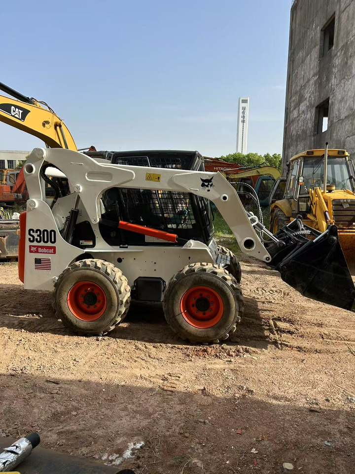 BOBCAT BOBCAT Skid Steer Loader S300 - Mini utovarivač: slika BOBCAT BOBCAT Skid Steer Loader S300 - Mini utovarivač BOBCAT BOBCAT Skid Steer Loader S300 - Mini utovarivač: slika BOBCAT BOBCAT Skid Steer Loader S300 - Mini utovarivač