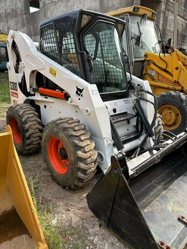 BOBCAT BOBCAT Skid Steer Loader S300 - Mini utovarivač: slika BOBCAT BOBCAT Skid Steer Loader S300 - Mini utovarivač BOBCAT BOBCAT Skid Steer Loader S300 - Mini utovarivač: slika BOBCAT BOBCAT Skid Steer Loader S300 - Mini utovarivač