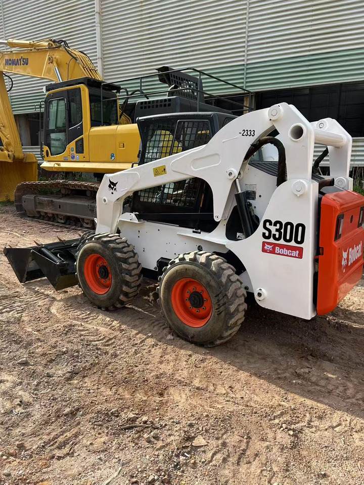 BOBCAT BOBCAT Skid Steer Loader S300 - Mini utovarivač: slika BOBCAT BOBCAT Skid Steer Loader S300 - Mini utovarivač BOBCAT BOBCAT Skid Steer Loader S300 - Mini utovarivač: slika BOBCAT BOBCAT Skid Steer Loader S300 - Mini utovarivač
