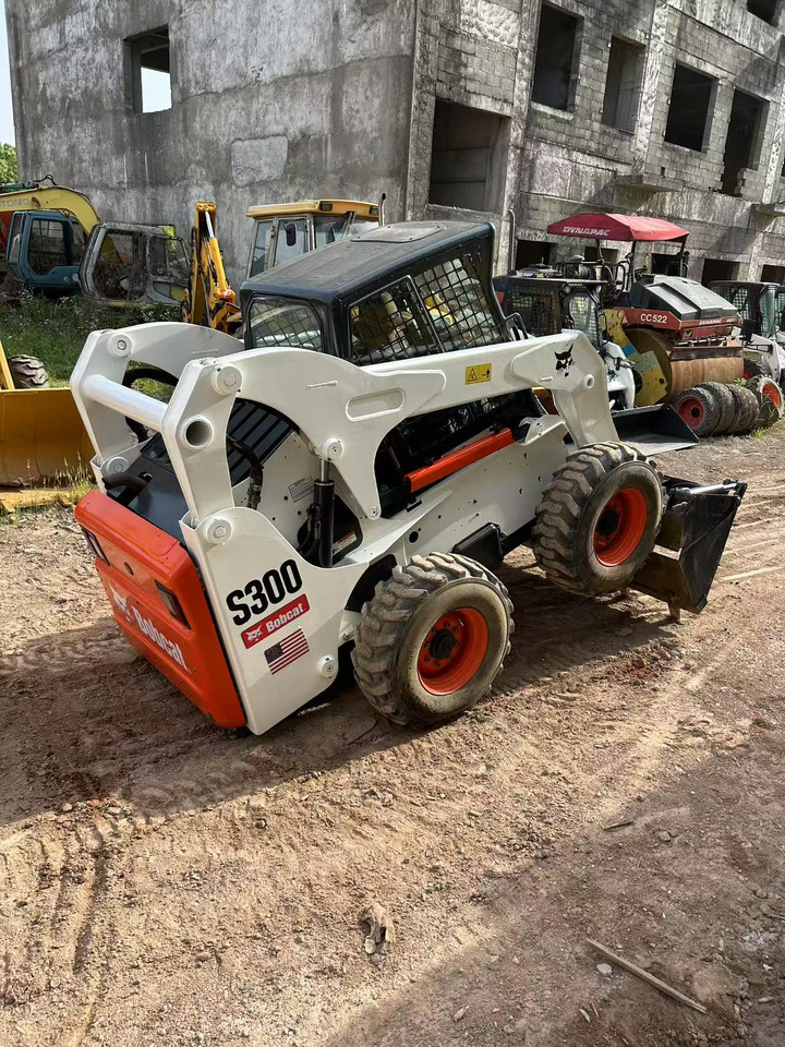 BOBCAT BOBCAT Skid Steer Loader S300 - Mini utovarivač: slika BOBCAT BOBCAT Skid Steer Loader S300 - Mini utovarivač BOBCAT BOBCAT Skid Steer Loader S300 - Mini utovarivač: slika BOBCAT BOBCAT Skid Steer Loader S300 - Mini utovarivač