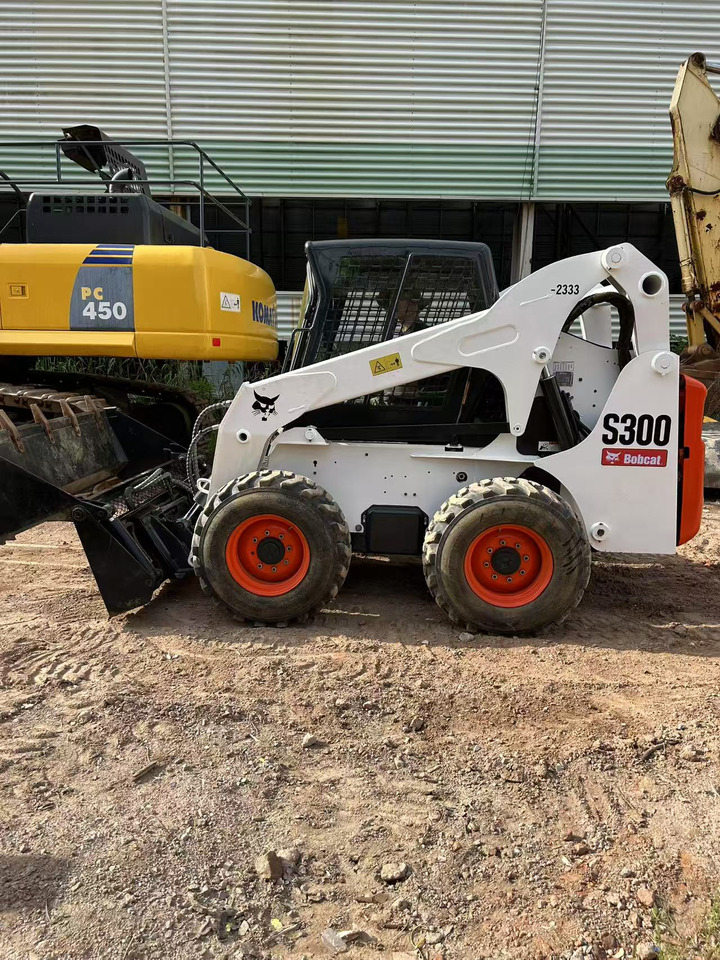 BOBCAT BOBCAT Skid Steer Loader S300 - Mini utovarivač: slika BOBCAT BOBCAT Skid Steer Loader S300 - Mini utovarivač BOBCAT BOBCAT Skid Steer Loader S300 - Mini utovarivač: slika BOBCAT BOBCAT Skid Steer Loader S300 - Mini utovarivač