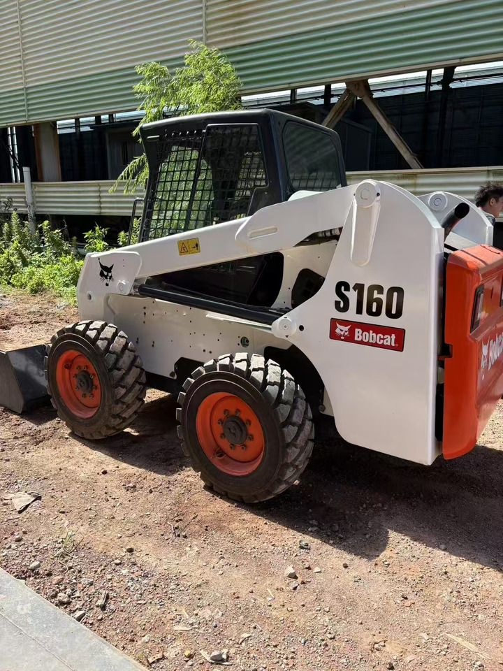 BOBCAT S180 - Mini utovarivač: slika BOBCAT S180 - Mini utovarivač BOBCAT S180 - Mini utovarivač: slika BOBCAT S180 - Mini utovarivač