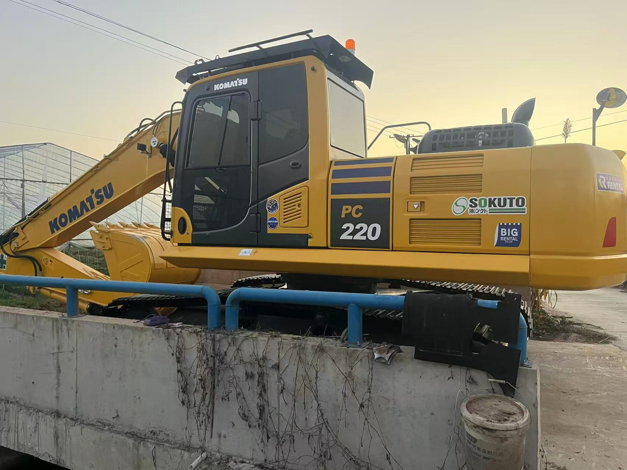 KOMATSU PC220 - Bager gusjeničar: slika KOMATSU PC220 - Bager gusjeničar KOMATSU PC220 - Bager gusjeničar: slika KOMATSU PC220 - Bager gusjeničar