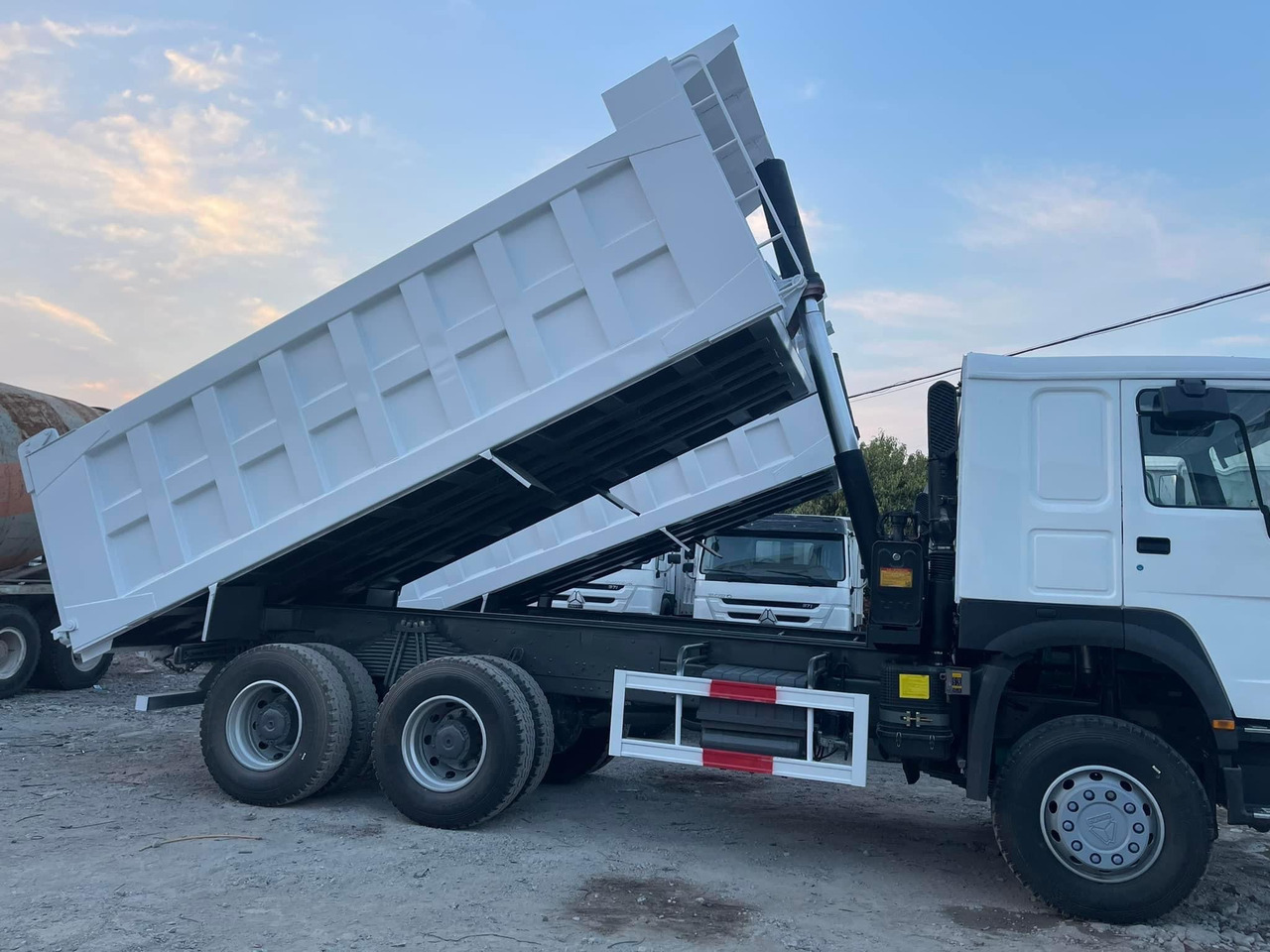 SINOTRUK HOWO 371 6X4 CLICK HERE FOR DISCOUNT - Kiper: slika SINOTRUK HOWO 371 6X4 CLICK HERE FOR DISCOUNT - Kiper SINOTRUK HOWO 371 6X4 CLICK HERE FOR DISCOUNT - Kiper: slika SINOTRUK HOWO 371 6X4 CLICK HERE FOR DISCOUNT - Kiper