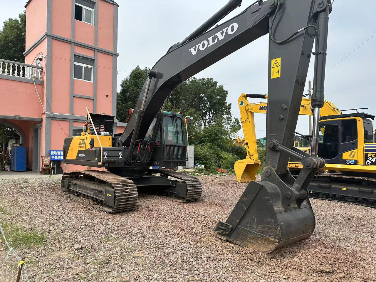 VOLVO Excavator EC240D Cilck for Discount - Bager: slika VOLVO Excavator EC240D Cilck for Discount - Bager VOLVO Excavator EC240D Cilck for Discount - Bager: slika VOLVO Excavator EC240D Cilck for Discount - Bager