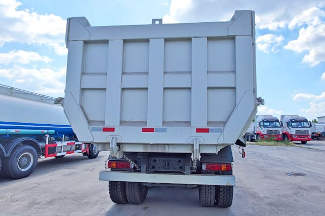 SINOTRUK Howo 8x4 Tipper Truck for Sale in Guinea - Kiper: slika SINOTRUK Howo 8x4 Tipper Truck for Sale in Guinea - Kiper SINOTRUK Howo 8x4 Tipper Truck for Sale in Guinea - Kiper: slika SINOTRUK Howo 8x4 Tipper Truck for Sale in Guinea - Kiper