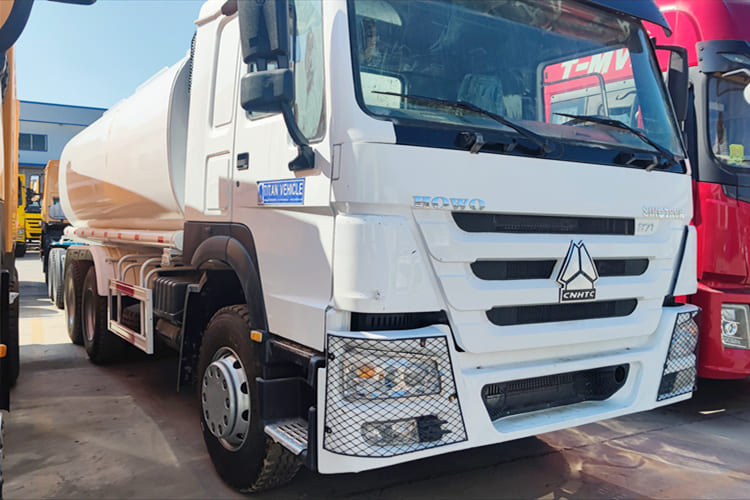 SINOTRUK Water Sprinkler Tanker for Sale in Malawi - Kamion cisterna: slika SINOTRUK Water Sprinkler Tanker for Sale in Malawi - Kamion cisterna SINOTRUK Water Sprinkler Tanker for Sale in Malawi - Kamion cisterna: slika SINOTRUK Water Sprinkler Tanker for Sale in Malawi - Kamion cisterna