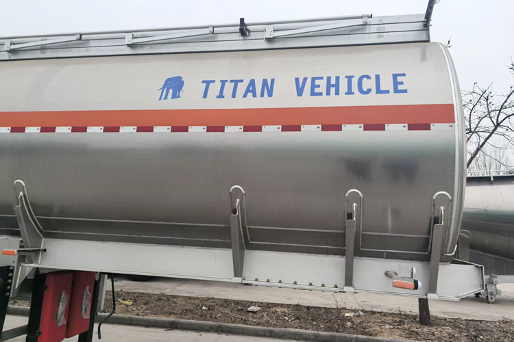 TITAN 3 Axle 42000liter Aluminum Tanker Trailer for Sale in Mali - Poluprikolica cisterna: slika TITAN 3 Axle 42000liter Aluminum Tanker Trailer for Sale in Mali - Poluprikolica cisterna TITAN 3 Axle 42000liter Aluminum Tanker Trailer for Sale in Mali - Poluprikolica cisterna: slika TITAN 3 Axle 42000liter Aluminum Tanker Trailer for Sale in Mali - Poluprikolica cisterna