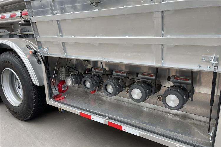 TITAN 3 Axle 45000 L Aluminum Fuel Tanker Trailer for Sale In Zimbabwe - Poluprikolica cisterna: slika TITAN 3 Axle 45000 L Aluminum Fuel Tanker Trailer for Sale In Zimbabwe - Poluprikolica cisterna TITAN 3 Axle 45000 L Aluminum Fuel Tanker Trailer for Sale In Zimbabwe - Poluprikolica cisterna: slika TITAN 3 Axle 45000 L Aluminum Fuel Tanker Trailer for Sale In Zimbabwe - Poluprikolica cisterna