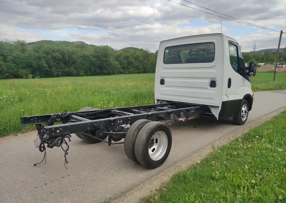 Iveco DAILY 35c14 2.3 hpi rama do zabudowy, - Kamion-šasija: slika Iveco DAILY 35c14 2.3 hpi rama do zabudowy, - Kamion-šasija Iveco DAILY 35c14 2.3 hpi rama do zabudowy, - Kamion-šasija: slika Iveco DAILY 35c14 2.3 hpi rama do zabudowy, - Kamion-šasija