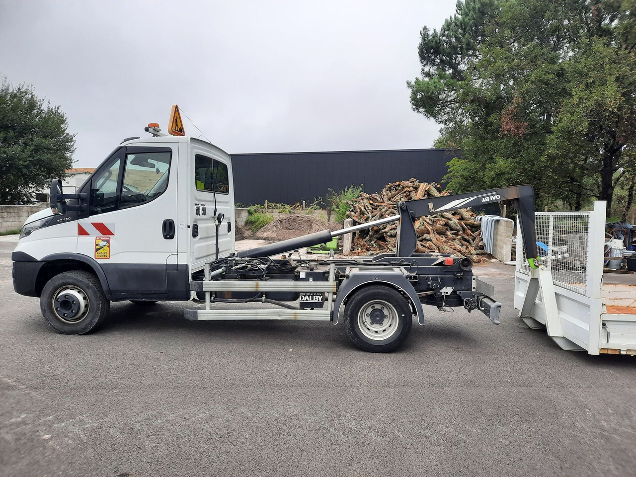 Polybenne Iveco 7 tonnes - Kamion s kukastom dizalicom, Dostavno vozilo: slika Polybenne Iveco 7 tonnes - Kamion s kukastom dizalicom, Dostavno vozilo Polybenne Iveco 7 tonnes - Kamion s kukastom dizalicom, Dostavno vozilo: slika Polybenne Iveco 7 tonnes - Kamion s kukastom dizalicom, Dostavno vozilo