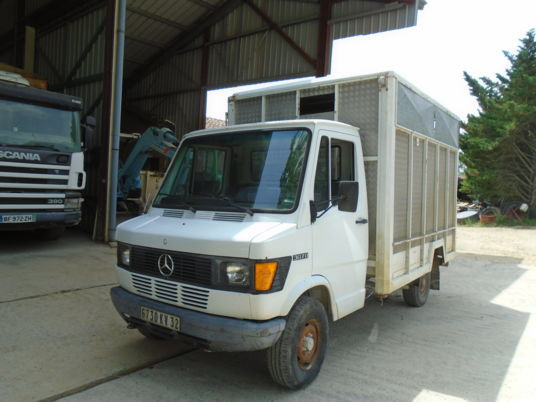 Mercedes 307D - Kamion za prijevoz stoke: slika  Mercedes 307D - Kamion za prijevoz stoke Mercedes 307D - Kamion za prijevoz stoke: slika  Mercedes 307D - Kamion za prijevoz stoke