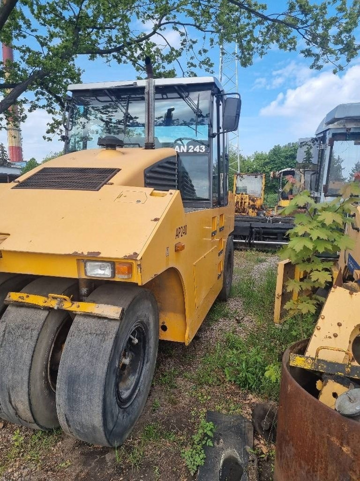 Ammann AP 240 - Pneumatski valjak: slika Ammann AP 240 - Pneumatski valjak Ammann AP 240 - Pneumatski valjak: slika Ammann AP 240 - Pneumatski valjak