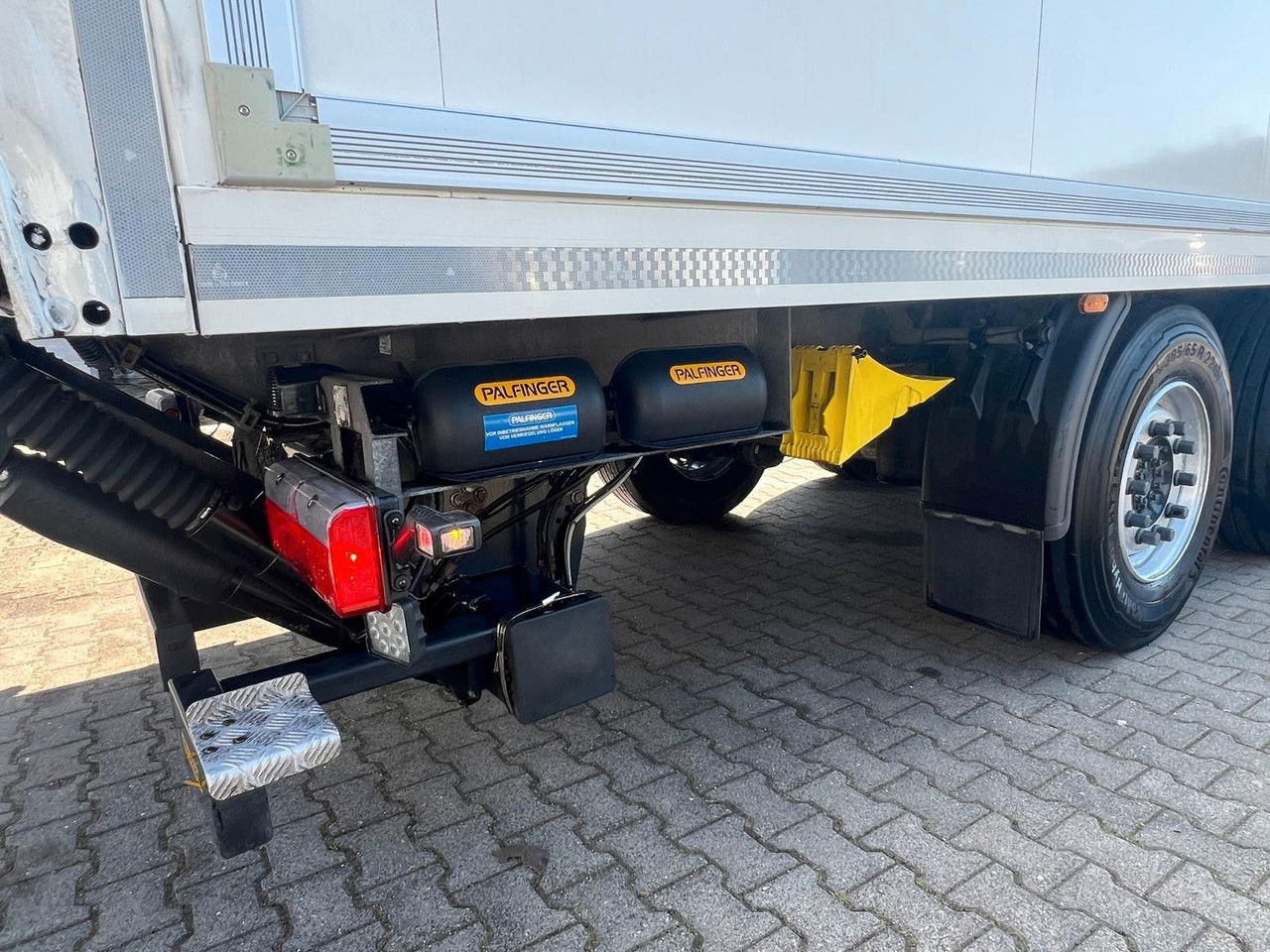 Kamion sandučar Mercedes-Benz Actros 2543 Komplettzug Voll-Luft - Lange Koffer: slika Kamion sandučar Mercedes-Benz Actros 2543 Komplettzug Voll-Luft - Lange Koffer