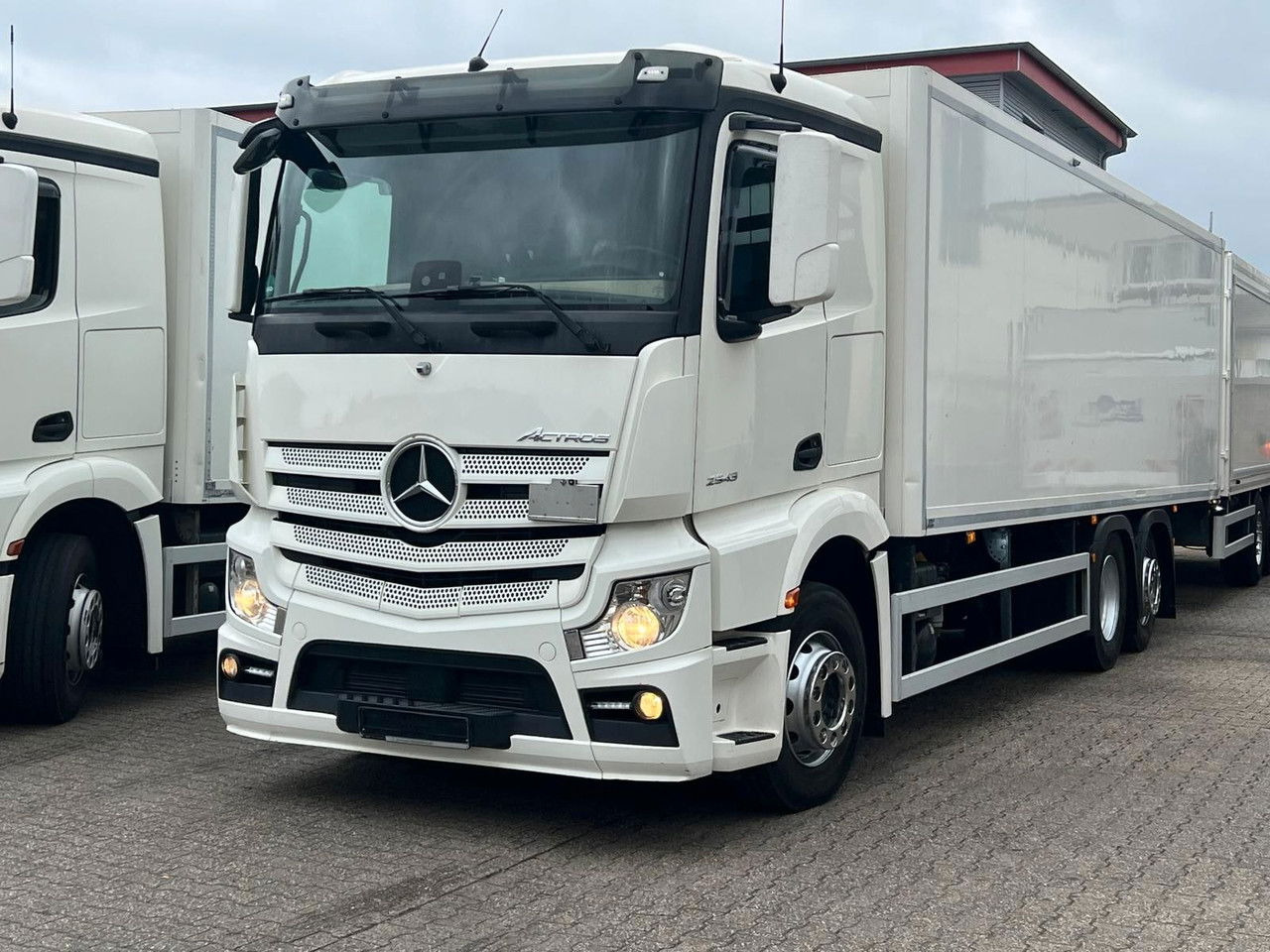 Kamion sandučar Mercedes-Benz Actros 2543 Komplettzug Voll-Luft - Lange Koffer: slika Kamion sandučar Mercedes-Benz Actros 2543 Komplettzug Voll-Luft - Lange Koffer