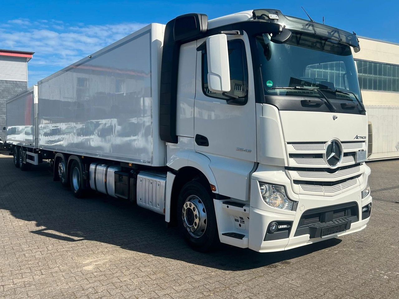 Kamion sandučar Mercedes-Benz Actros 2543 Komplettzug Voll-Luft - Lange Koffer: slika Kamion sandučar Mercedes-Benz Actros 2543 Komplettzug Voll-Luft - Lange Koffer