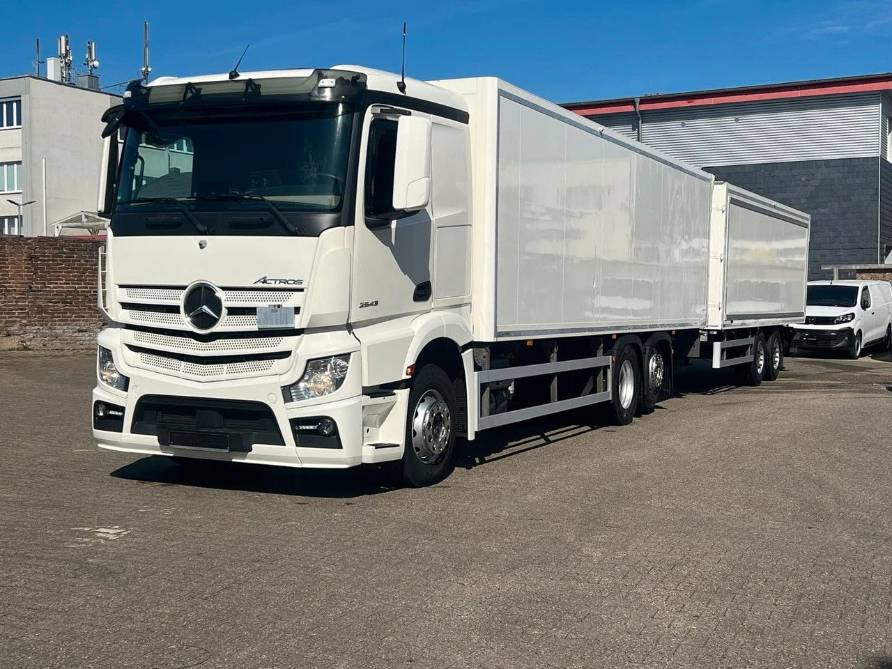 Kamion sandučar Mercedes-Benz Actros 2543 Komplettzug Voll-Luft - Lange Koffer: slika Kamion sandučar Mercedes-Benz Actros 2543 Komplettzug Voll-Luft - Lange Koffer