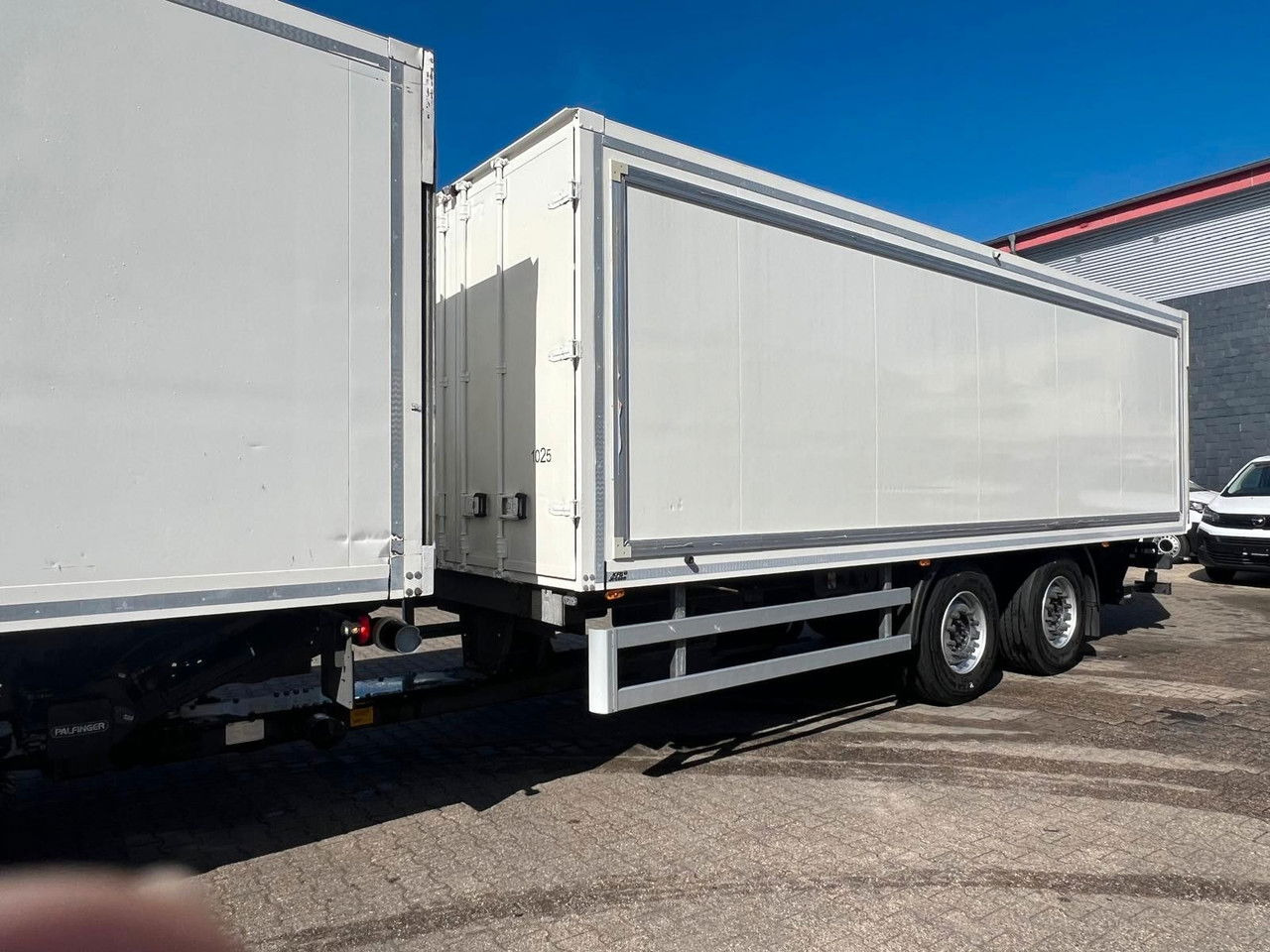 Kamion sandučar Mercedes-Benz Actros 2543 Komplettzug Voll-Luft - Lange Koffer: slika Kamion sandučar Mercedes-Benz Actros 2543 Komplettzug Voll-Luft - Lange Koffer