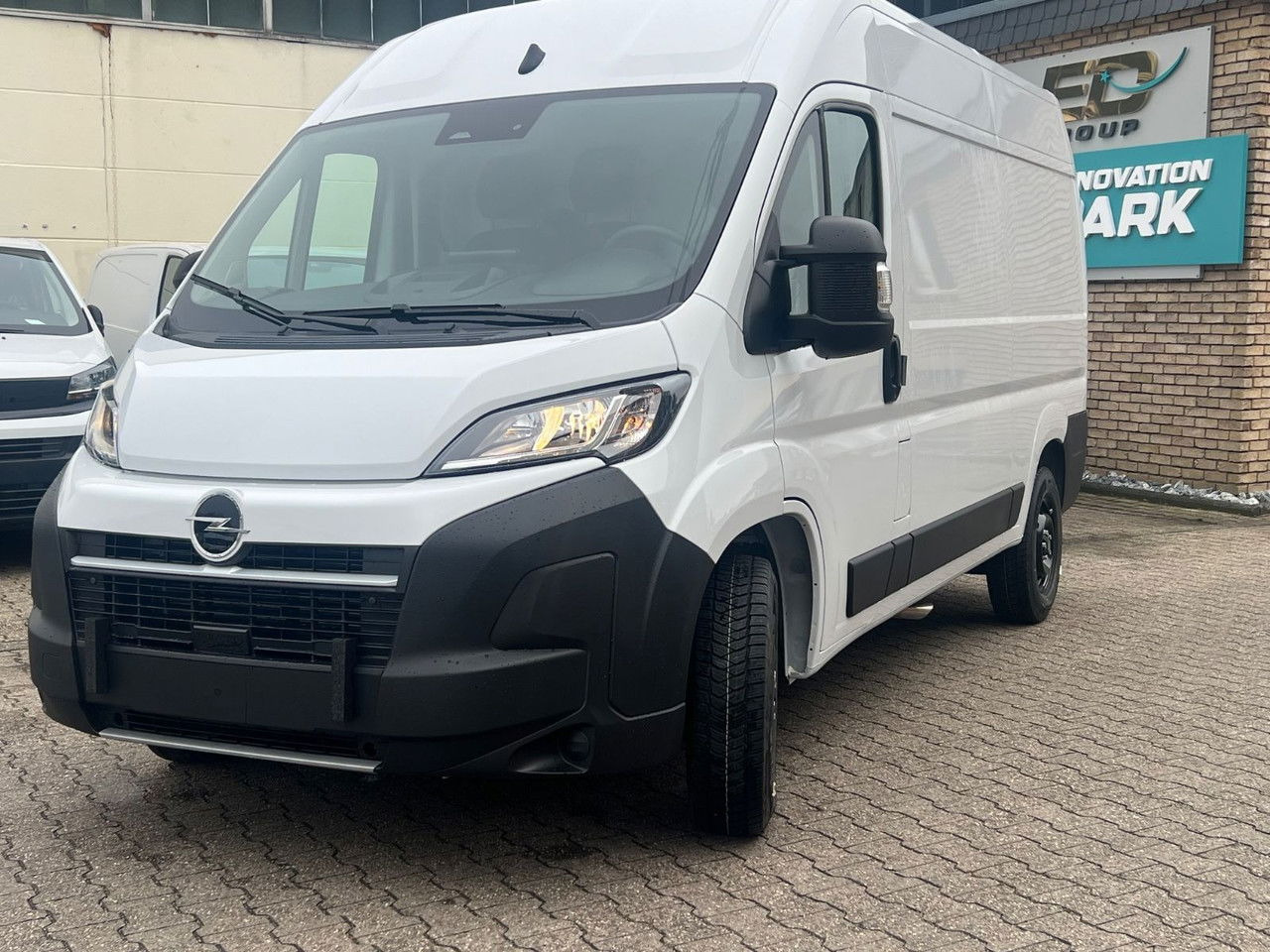 Opel Movano L2H2 140 Kasten Rückfahrkam Allwetter+ - Furgon: slika Opel Movano L2H2 140 Kasten Rückfahrkam Allwetter+ - Furgon Opel Movano L2H2 140 Kasten Rückfahrkam Allwetter+ - Furgon: slika Opel Movano L2H2 140 Kasten Rückfahrkam Allwetter+ - Furgon