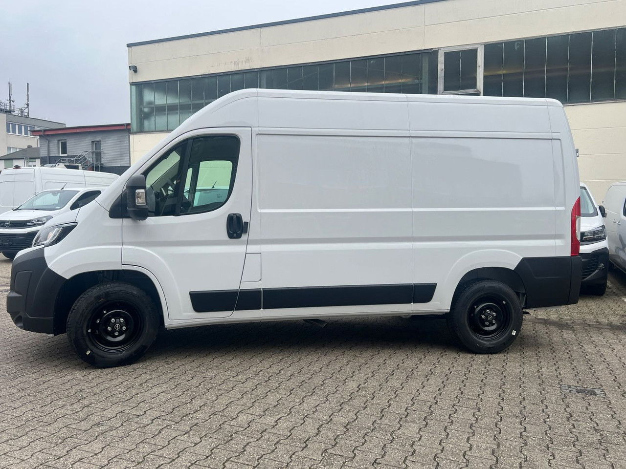 Opel Movano L2H2 140 Kasten Rückfahrkam Allwetter+ - Furgon: slika Opel Movano L2H2 140 Kasten Rückfahrkam Allwetter+ - Furgon Opel Movano L2H2 140 Kasten Rückfahrkam Allwetter+ - Furgon: slika Opel Movano L2H2 140 Kasten Rückfahrkam Allwetter+ - Furgon