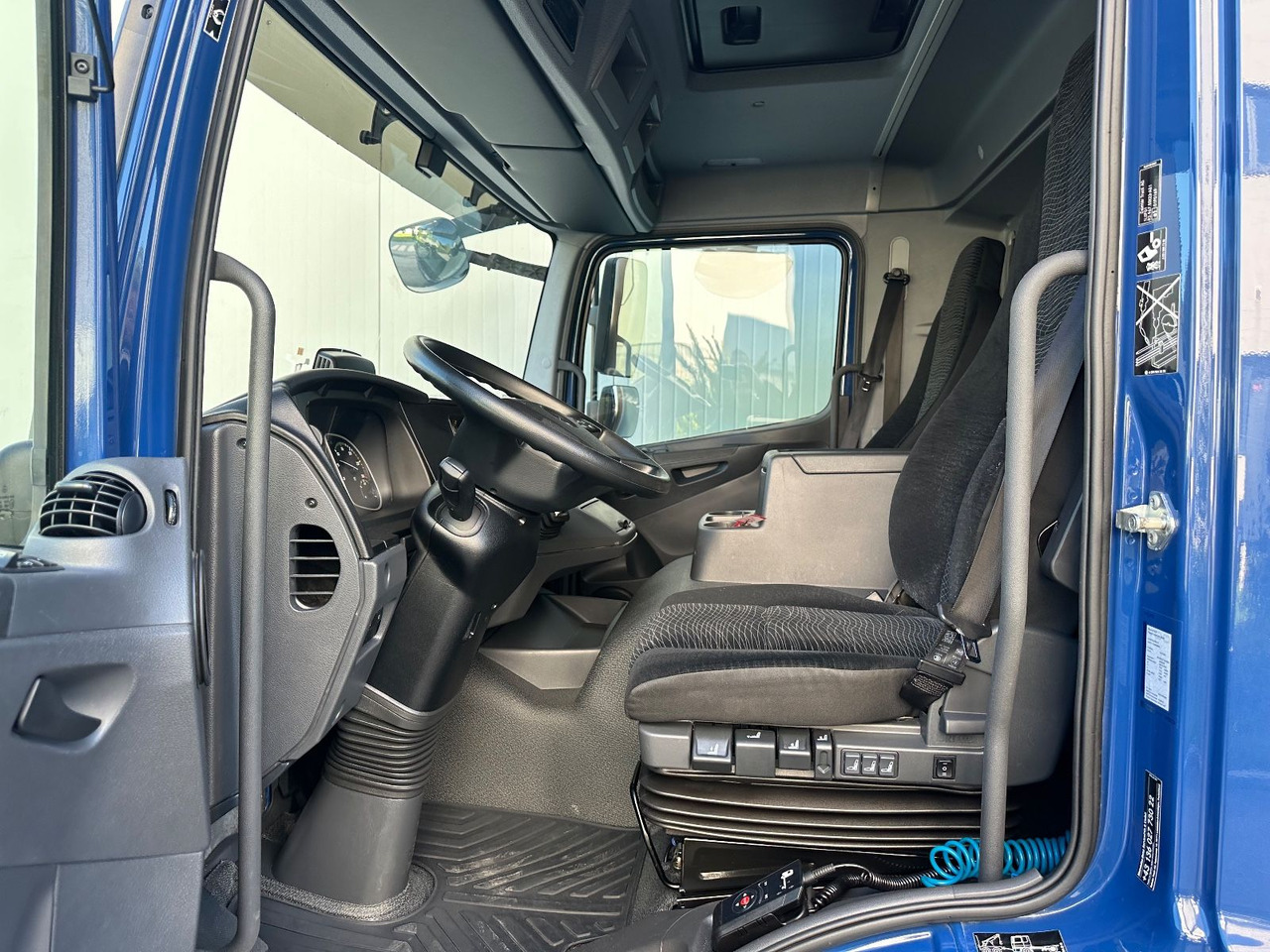 Kamion s ceradom Mercedes-Benz Atego 1524 LBW: slika Kamion s ceradom Mercedes-Benz Atego 1524 LBW