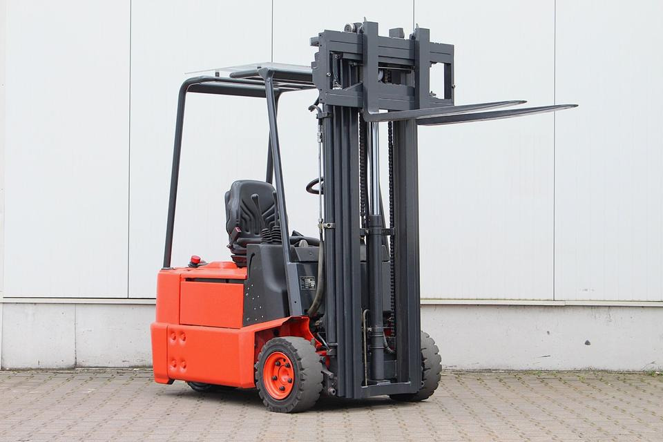 LINDE E15Z-02 Triplex 4,7m - Električni viličar: slika LINDE E15Z-02 Triplex 4,7m - Električni viličar LINDE E15Z-02 Triplex 4,7m - Električni viličar: slika LINDE E15Z-02 Triplex 4,7m - Električni viličar